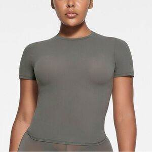 SKIMS Short Sleeve Fits Everybody Tee in Gunmetal XXS